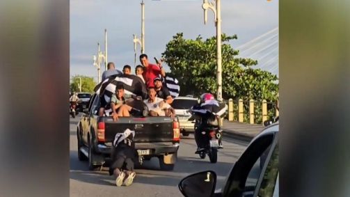 Torcedor do Botafogo cai de carro enquanto tentava ver ônibus do clube na festa do título