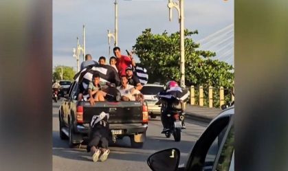 Torcedor do Botafogo cai de carro enquanto tentava ver ônibus do clube na festa do título