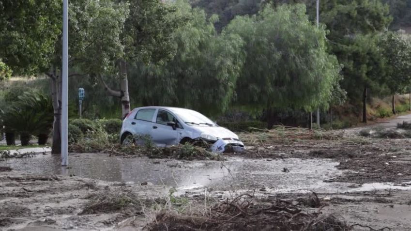 Carro é abandonado na lama após tempestade atingir ilha de Rodes, na Grécia • Reprodução/Reuters
