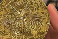 Medalhistas em Paris 2024 zombam de estado das medalhas: "Pele de crocodilo"