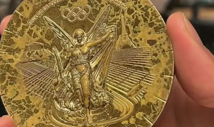 Medalhistas em Paris 2024 zombam de estado das medalhas: "Pele de crocodilo"