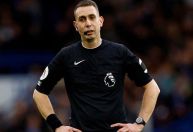 Árbitro é demitido da Premier League após polêmicas; entenda