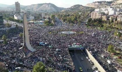 Milhares de pessoas na Síria celebram queda de Assad