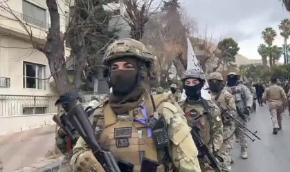 Rebeldes do grupo HTS realizam desfile militar na capital da Síria; veja vídeo