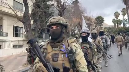 Combatentes da Brigada Khaled, parte do grupo islâmico Hayat Tahrir al-Sham (HTS), realizaram um desfile militar em Damasco, na Síria, nesta sexta-feira (27).