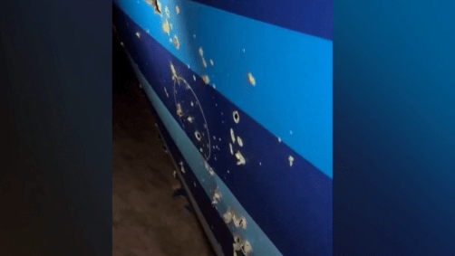 Imagens compartilhadas nas redes sociais na quarta-feira (25) mostraram buracos visíveis nos destroços do voo da Azerbaijan Airlines que caiu no Cazaquistão, deixando ao menos 38 mortos e 29 feridos.