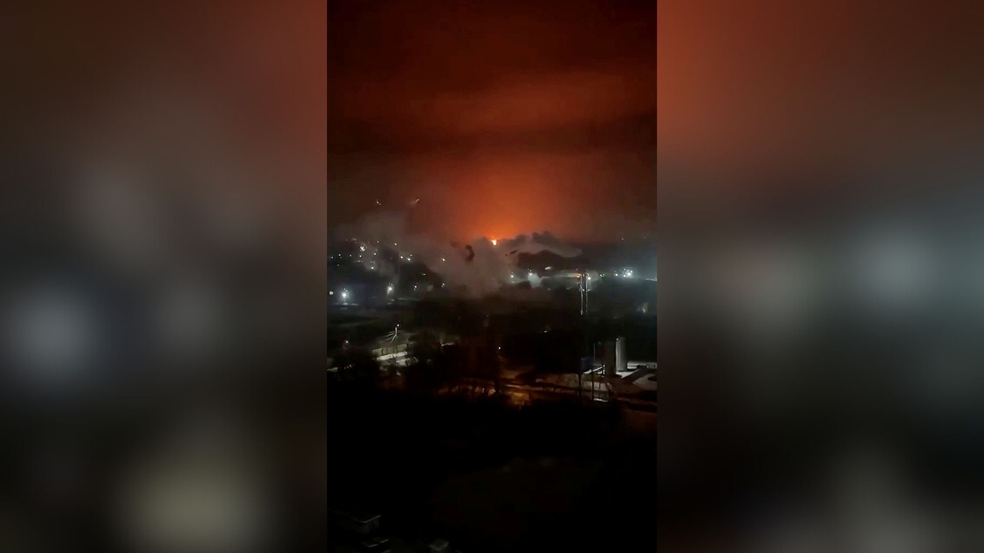 Fogo e fumaça saem de depósito de petróleo em Bryansk, na Rússia