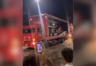 Vídeo: desfile é interrompido após Papai Noel ser apedrejado em Salvador
