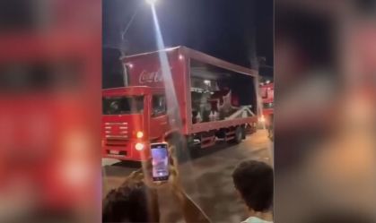 Vídeo: desfile é interrompido após Papai Noel ser apedrejado em Salvador