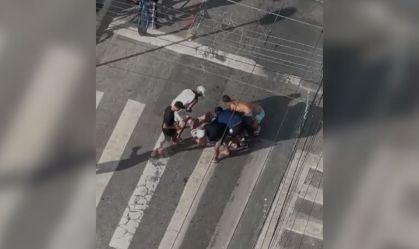 Vídeo: criminosos derrubam vítima durante arrastão em praia de Guarujá (SP)