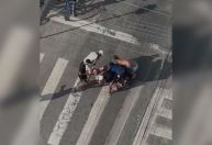 Vídeo: criminosos derrubam vítima durante arrastão em praia de Guarujá (SP)