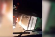 Ônibus tomba após bater em barranco e deixa 20 feridos em rodovia de MG