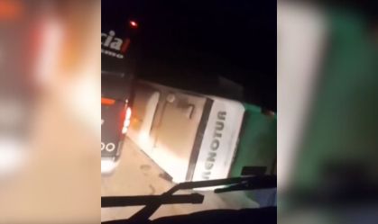 Ônibus tomba após bater em barranco e deixa 20 feridos em rodovia de MG