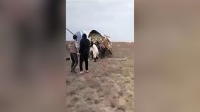 Imagem tirada de vídeo mostra sobreviventes saindo de destroços de avião que caiu no Cazaquistão