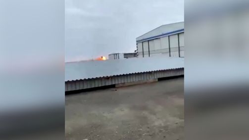 Imagem tirada de vídeo mostra momento que avião explode ao cair no Cazaquistão