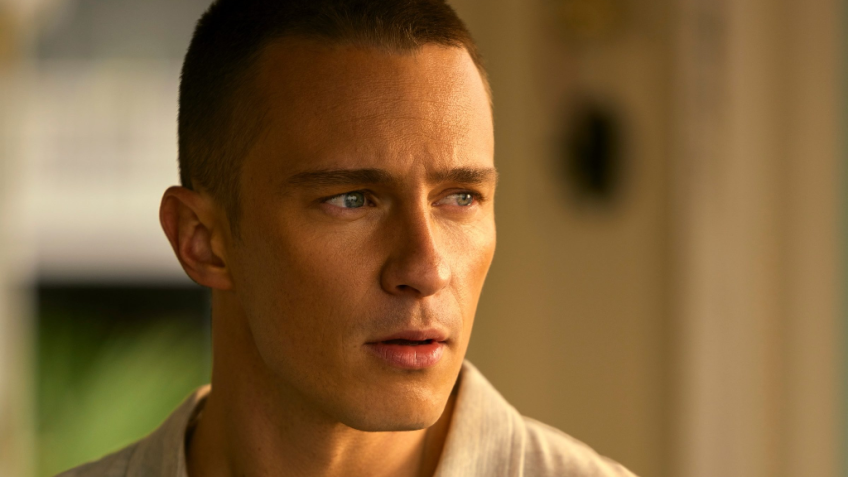 Drew Starkey como Rafe Cameron em "Outer Banks", série da Netflix que catapultou sua carreira • Divulgação
