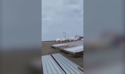 Vídeo: Avião cai no Cazaquistão com 67 pessoas; há sobreviventes