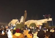 Vídeo: Estátua do ex-presidente e pai de Bashar al-Assad é derrubada na Síria