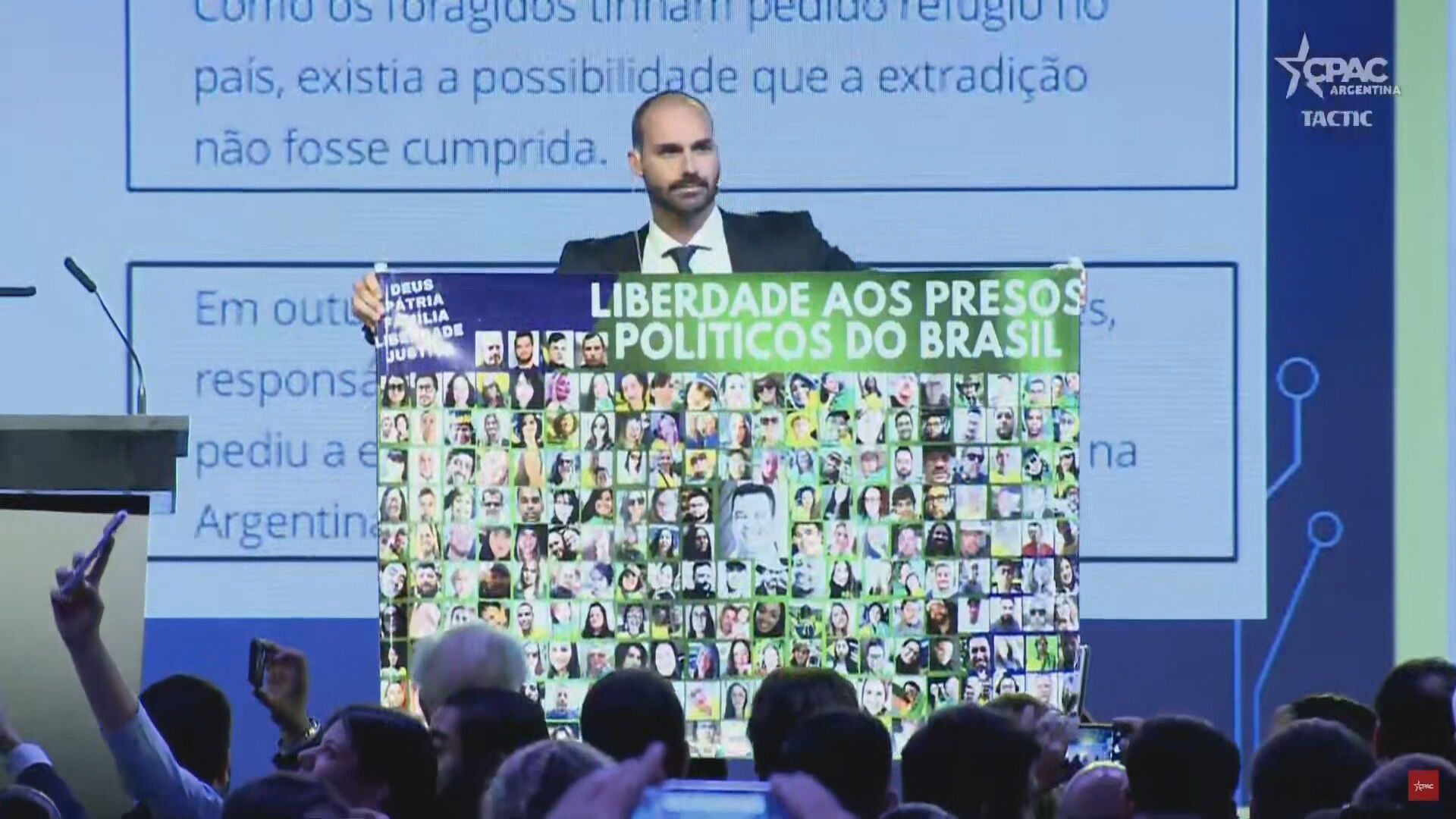 Eduardo Bolsonaro (PL-SP) exibe cartaz com fotos dos condenados pelo 8 de janeiro