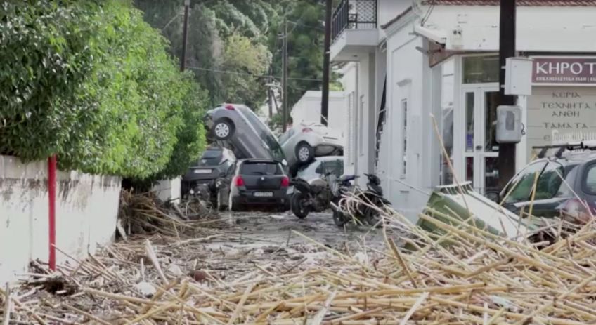 Enchentes arrastam carros na ilha de Rodes, na Grécia • Reprodução/Reuters