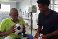 Estêvão aproveita férias do Palmeiras e visita Hospital do Câncer