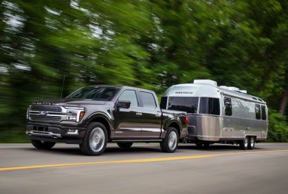 F-150 na estrada enquanto reboca trailer