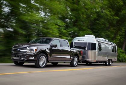 F-150 na estrada enquanto reboca trailer