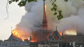Fogo atinge telhado e pináculo da Catedral de Notre-Dame