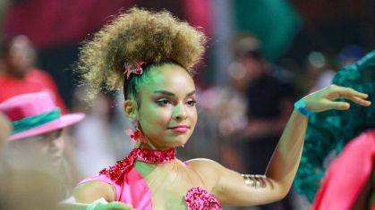 Gi Fernandes, que vive a Evelyn de "Mania de Você", é passista da Estação Primeira de Mangueira
