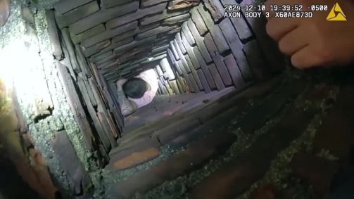 Homem fica preso em chaminé ao tentar fugir da polícia nos EUA.
