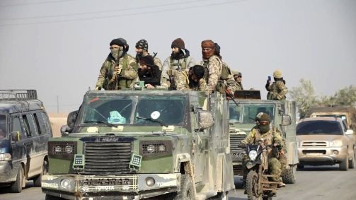 Grupos armados anti-regime chegam ao centro da cidade de Homs, na Síria.