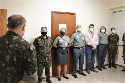 A médica Gisele Mendes de Souza e Mello (primeira mulher à esquerda) durante evento no Hospital das Forças Armadas
