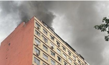Incêndio em apartamento no Rio de Janeiro interdita rua em Copacabana