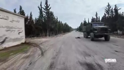 Mídia afiliada a rebeldes da Síria divulga vídeo de instalação militar capturada perto de Hama.