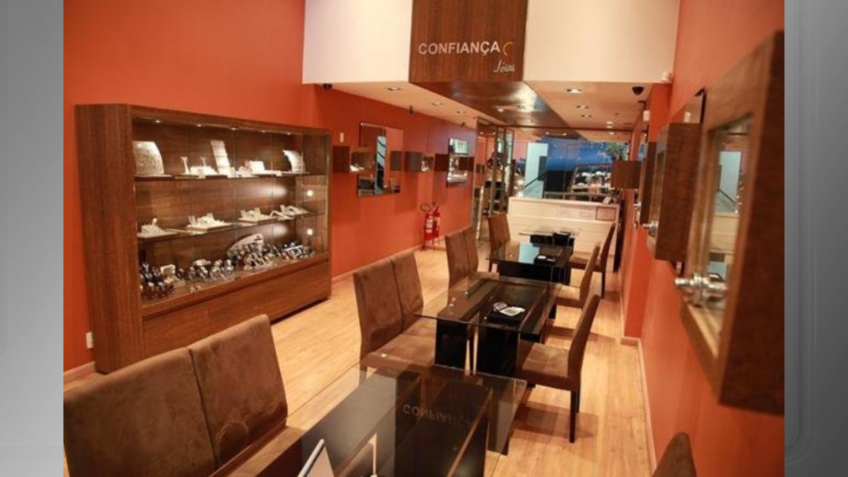Imagem mostra interior de joalheria que foi assaltada • Reprodução