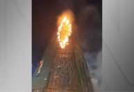 Árvore de Natal pega fogo dois dias após ser inaugurada; veja vídeo