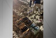 Fiscais apreendem 140 garrafas de vidro enterradas na praia de Copacabana; facas foram encontradas