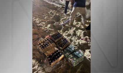 Fiscais apreendem 140 garrafas de vidro enterradas na praia de Copacabana; facas foram encontradas