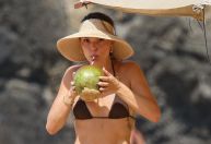 Recém-casada, Isis Valverde aproveita Noronha com o marido; veja fotos