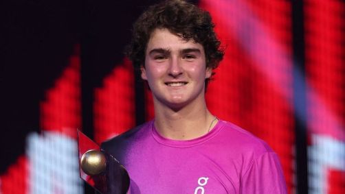 João Fonseca segura troféu do Next Gen ATP Finals