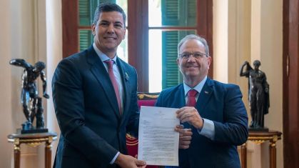 O presidente do Comitê Olímpico Paraguaio, Camilo Perez, ao lado do presidente do país, Santiago Peña