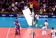 Árbitro cai em "câmera lenta" após jogador colidir com torre; veja vídeo