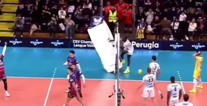 Juiz cai em "câmera lenta" após jogador se chocar com torre