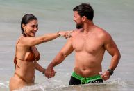 Juliana Paes aproveita praia em Noronha com marido e filhos; veja fotos
