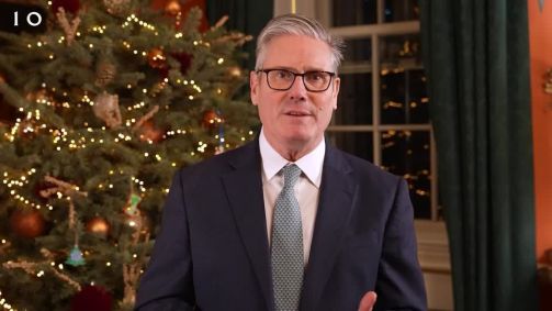 Primeiro-ministro do Reino Unido, Keir Starmer, durante mensagem de Natal de 2024.