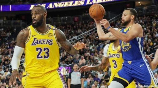 LeBron James e Stephen Curry durante jogo da pré-temporada da NBA, em outubro de 2024