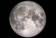 Por que os dois lados da Lua parecem tão diferentes? A gravidade explica