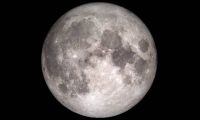 Por que os dois lados da Lua parecem tão diferentes? A gravidade explica