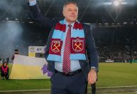 Ídolo do West Ham desiste de tratar câncer e é homenageado pela torcida
