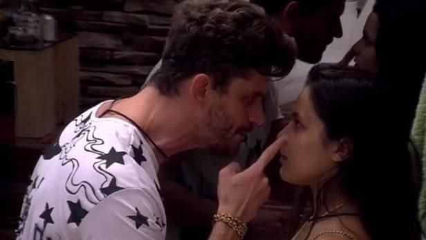 Marcos Harter e Emilly Araújo no BBB 17 • Reprodução/TV Globo